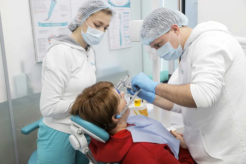Установка зубных протезов пациенту