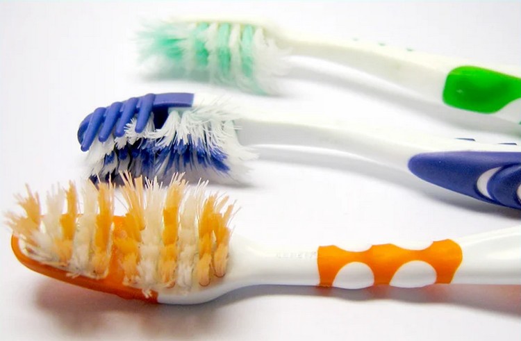Не допускать износа зубной щетки