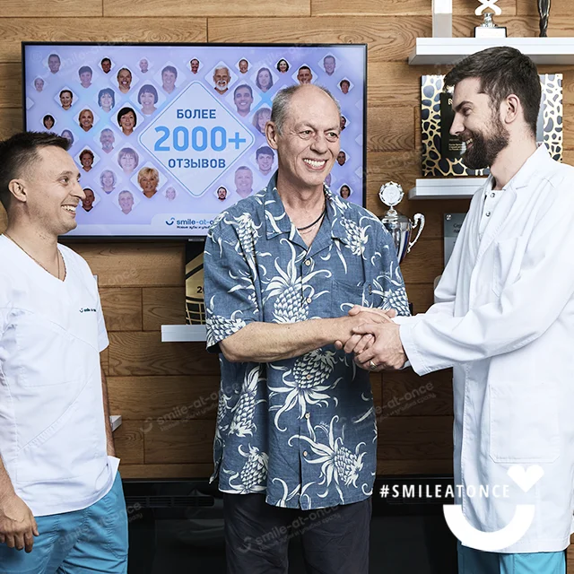 Игорь Каденко с врачами клиники на очередном осмотре