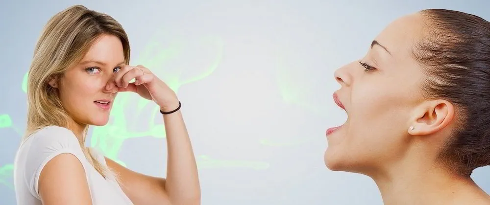 Неприятный запах изо рта: причины и 8 способов лечения