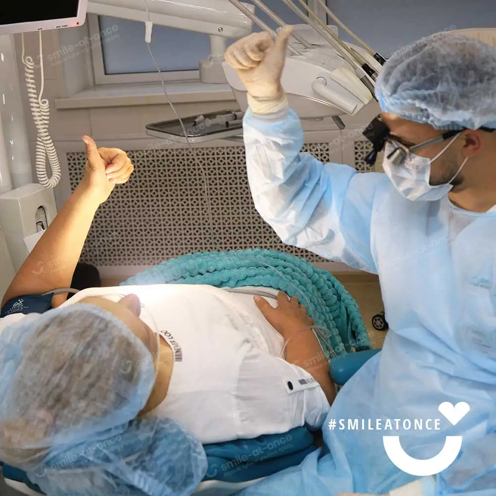 Татьяна во время проведения операции по имплантации зубов