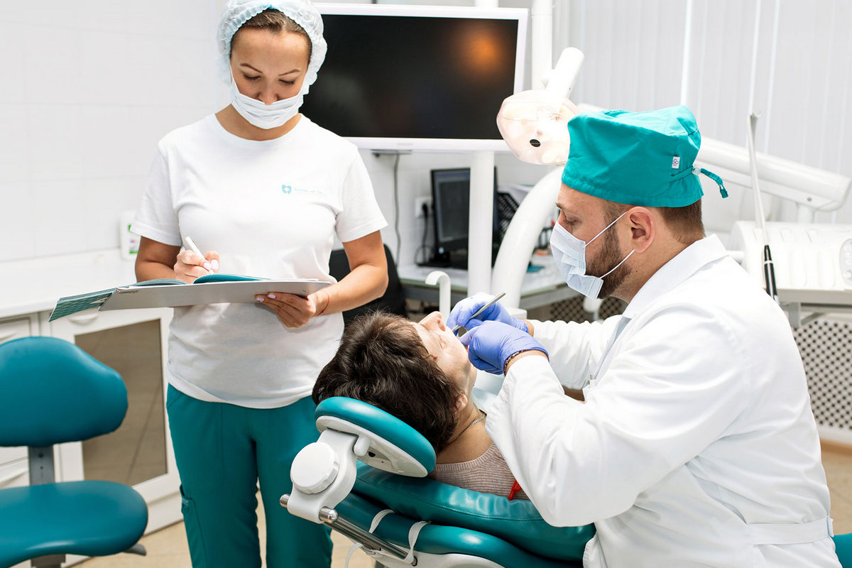 Первичный осмотры – консультация перед имплантацией зубов