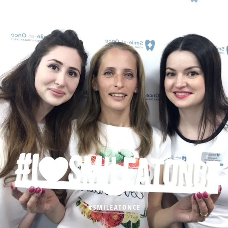 Селфи с врачами после имплантации зубов