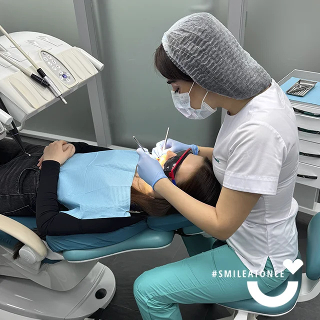 Стоматолог-гигиенист Байрамова Мадина Азадовна, фото за работой