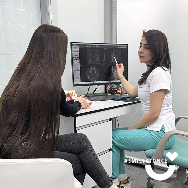 Стоматолог-гигиенист Байрамова Мадина Азадовна, фото за работой