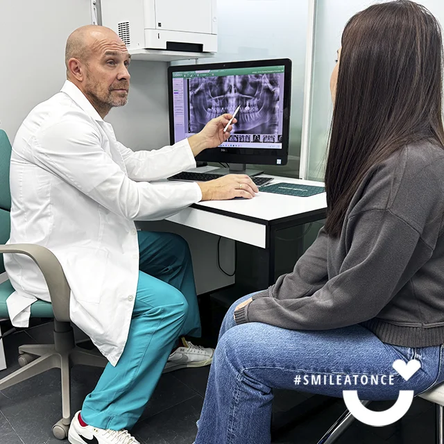 Хирург-имплантолог Черненко Павел Александрович, фото на консультации