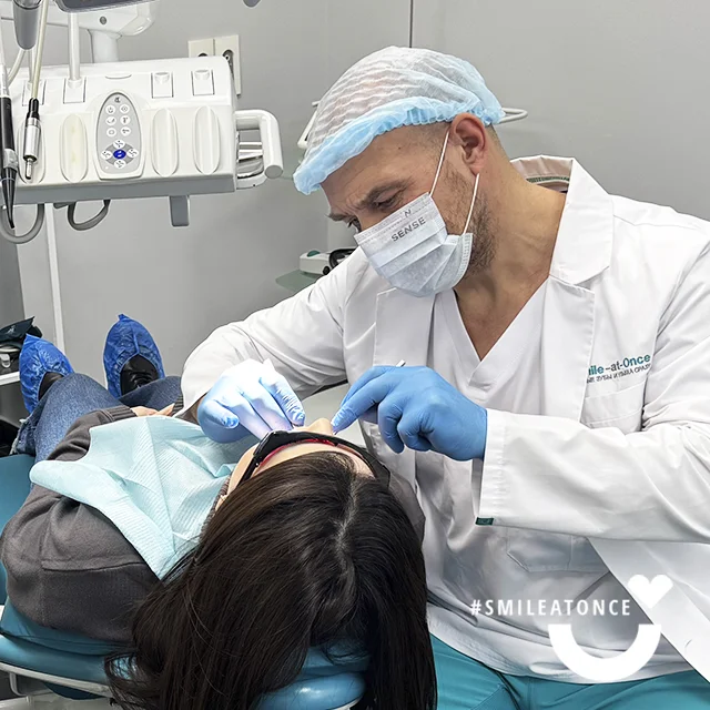 Хирург-имплантолог Черненко Павел Александрович, фото за работой