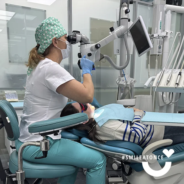 Стоматолог-терапевт Денисенко Елена Алексеевна, фото за работой