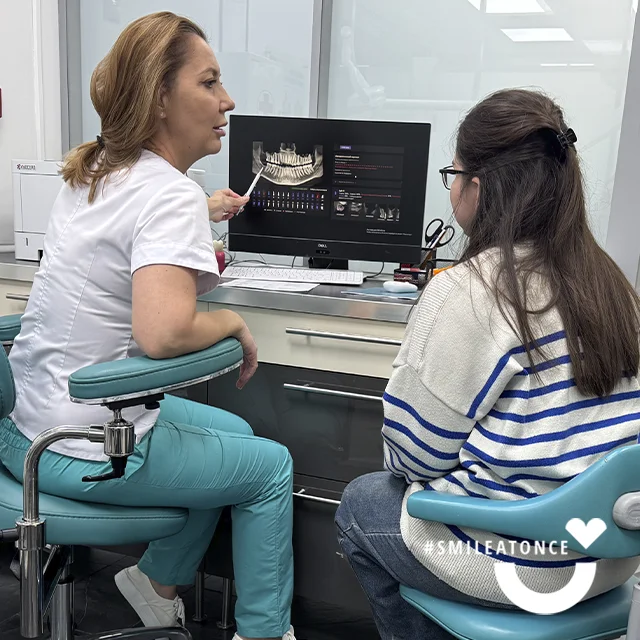 Стоматолог-терапевт Денисенко Елена Алексеевна, фото на консультации