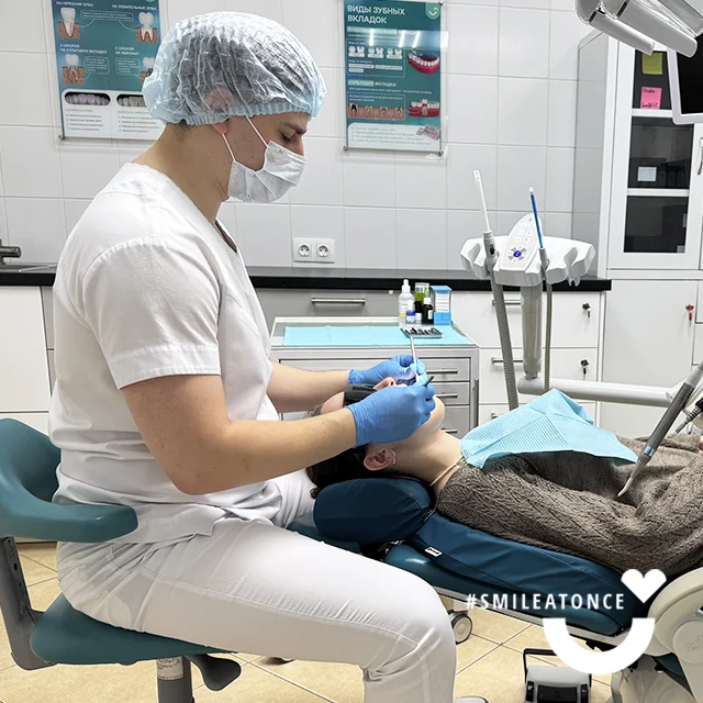 Стоматолог-ортопед Дымкович Станислав Валерьевич, фото за работой