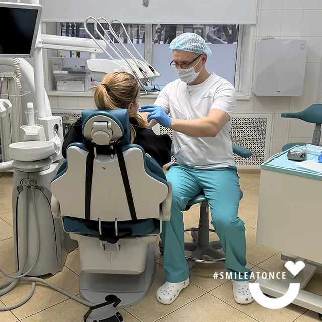 Хирург-имплантолог Джанчурин Илья Юрьевич, фото за работой