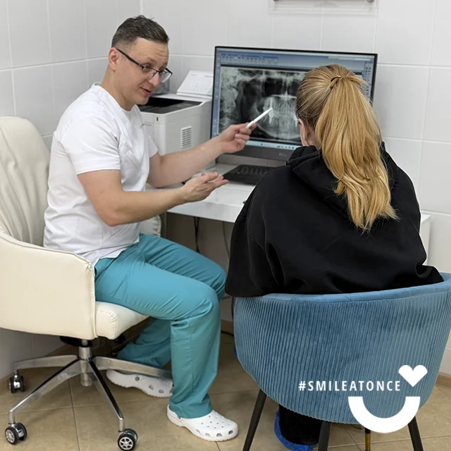 Хирург-имплантолог Джанчурин Илья Юрьевич, фото на консультации