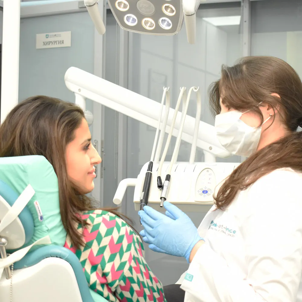 Стоматолог-терапевт Газалиева Пери Шахсеновна, фото за работой