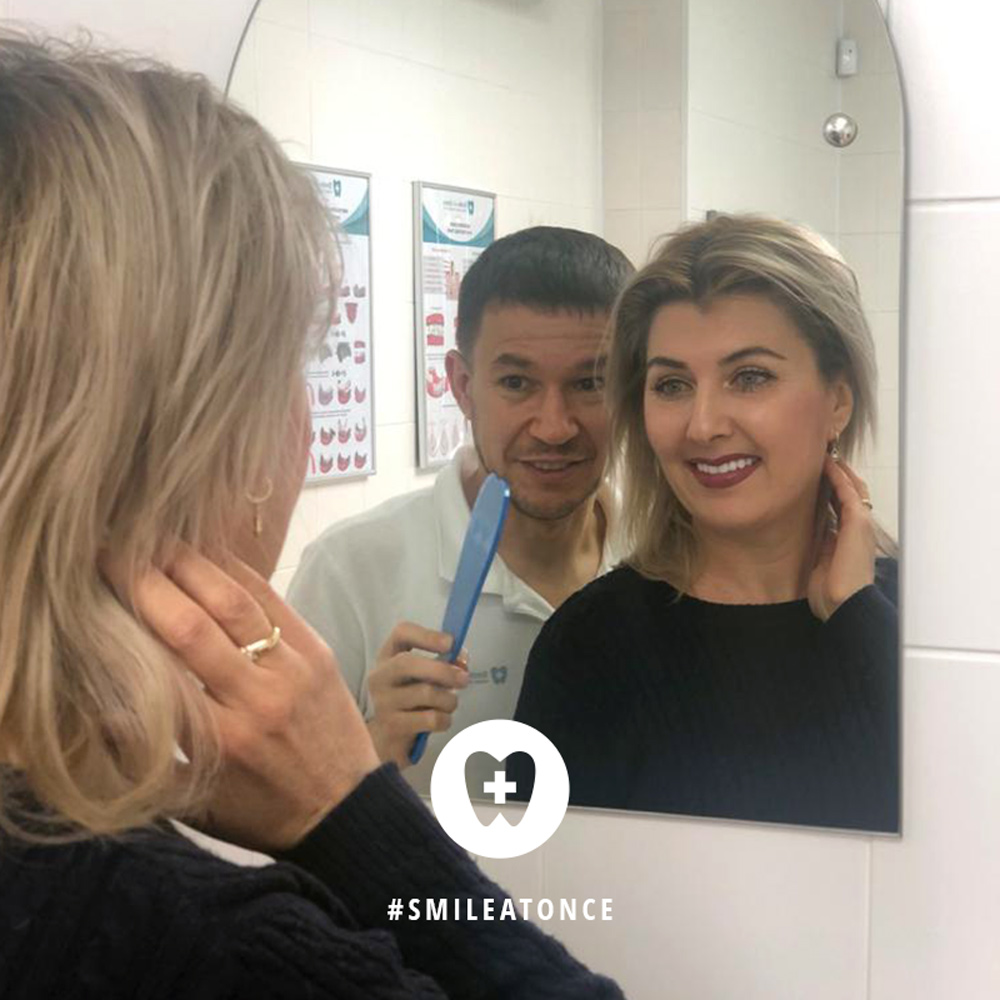 Фото с лечащим врачом после имплантации зубов