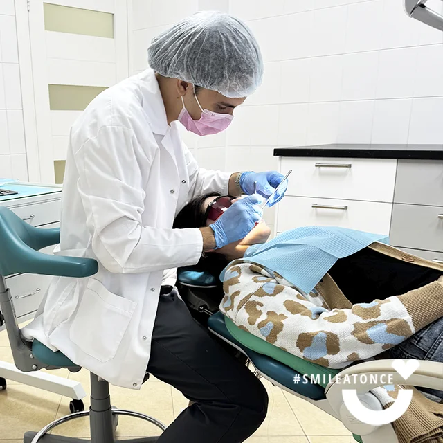 Хирург-имплантолог Головин Александр Дмитриевич, фото за работой