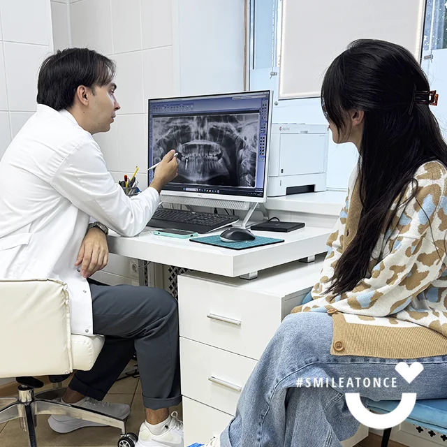 Хирург-имплантолог Головин Александр Дмитриевич, фото на консультации