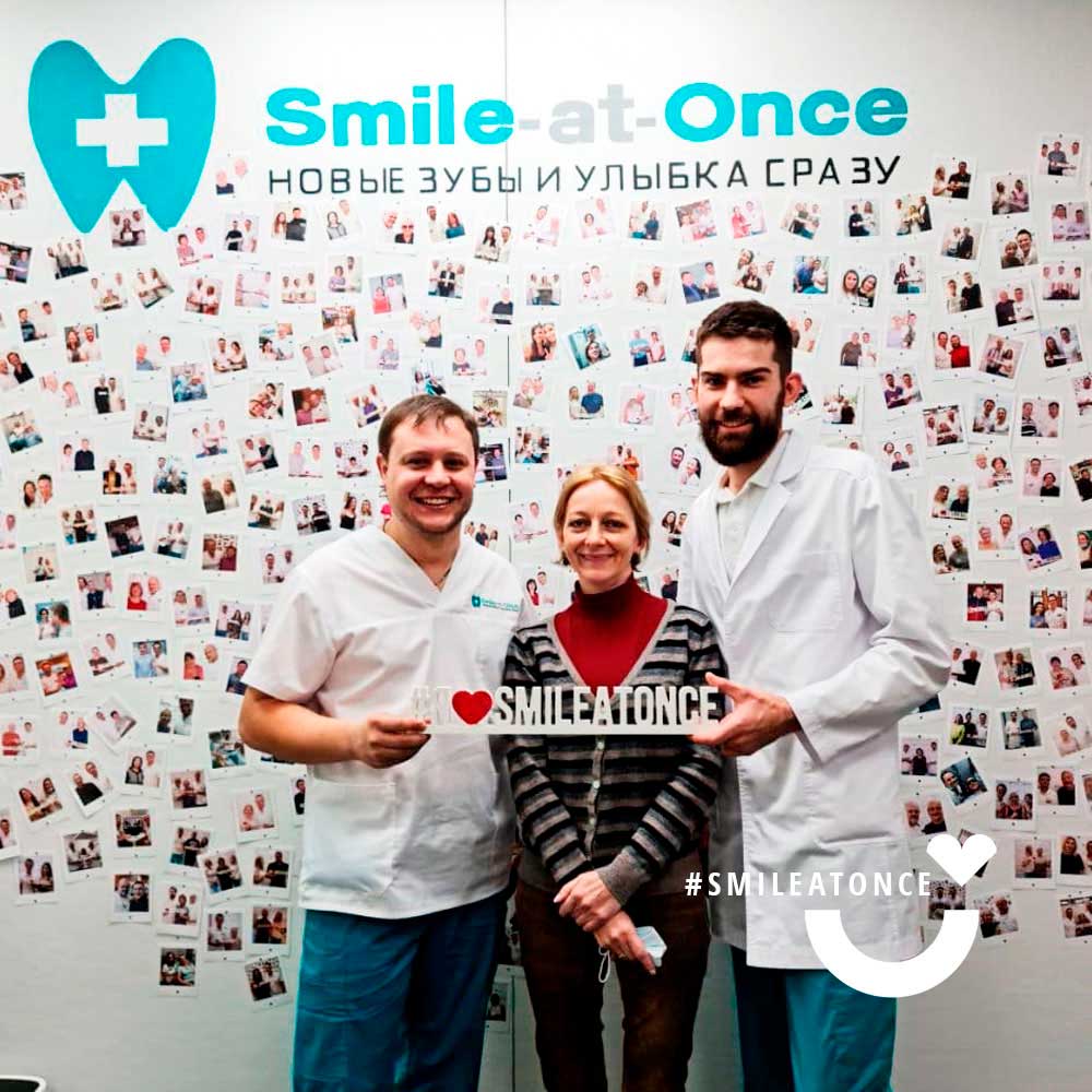 Фото с лечащими врачами после имплантации