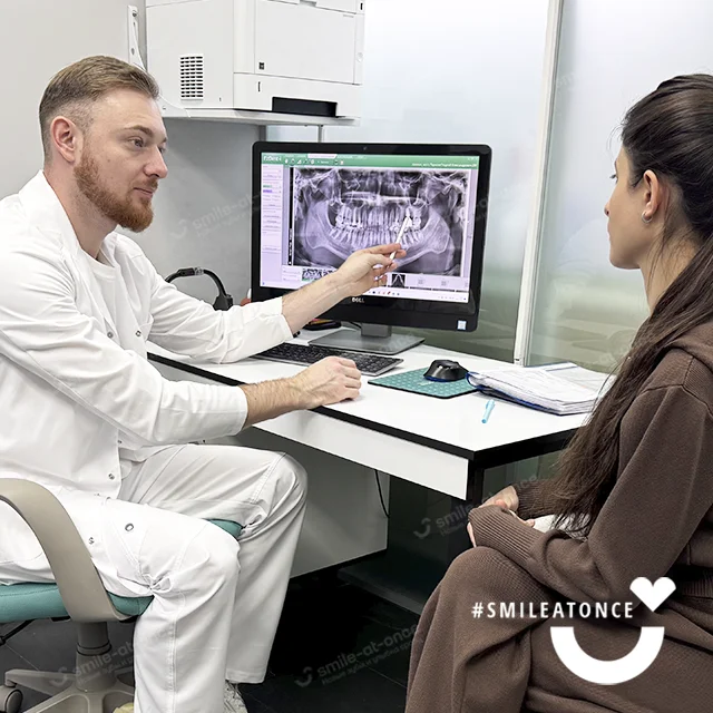 Хирург-имплантолог Малахин Игорь, фото на консультации