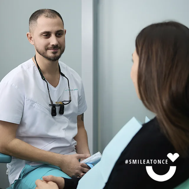 Хирург-имплантолог Наме Ильяс Фадиевич, фото врача на консультации