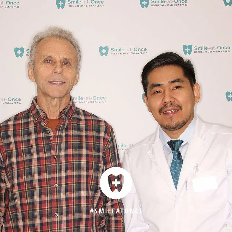 Фото с пациентом после установки имплантов