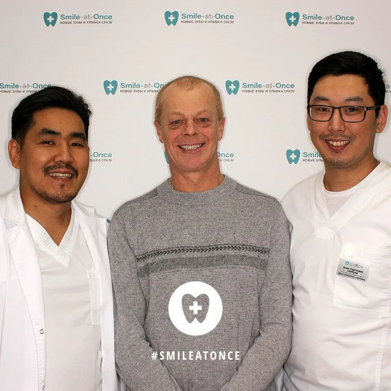 Фото с врачами клиники после комплексной имплантации