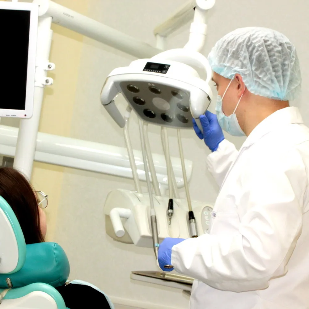 Стоматолог-ортопед Рогов Виктор Павлович за работой