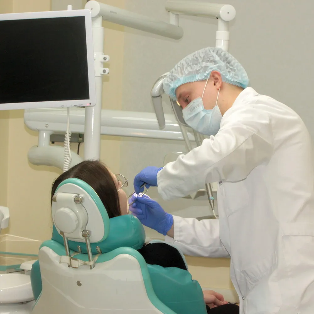 Стоматолог-ортопед Рогов Виктор Павлович за работой