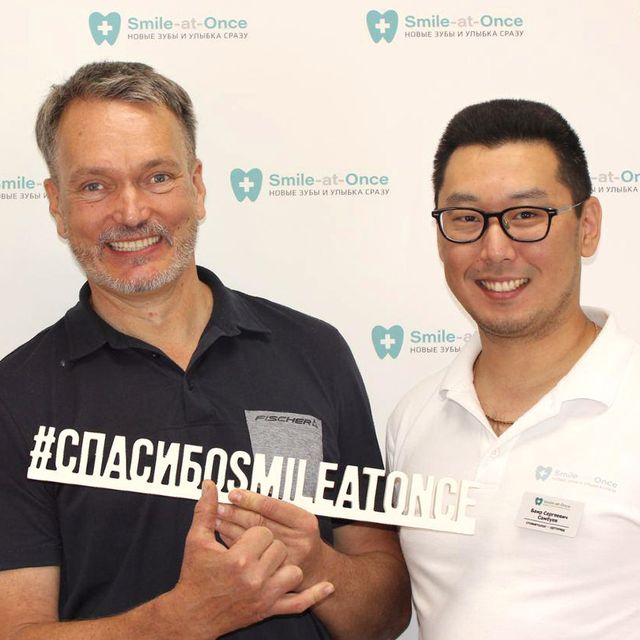 Фото со стоматологом-ортопедом после имплантации зубов All-on-4