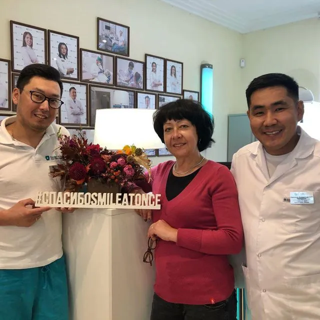 Селфи с врачами сразу после имплантации зубов