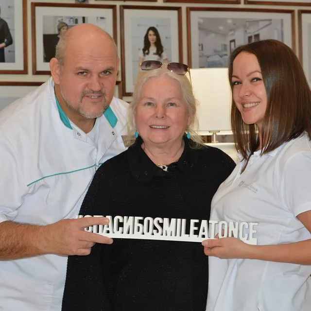 С лечащим врачом и его ассистентом после комплексной имплантации