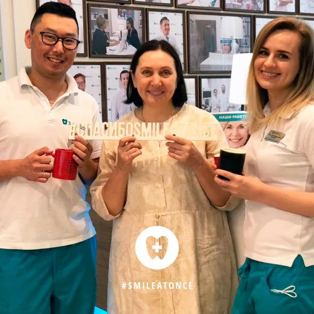 Селфи после осмотра – через полгода после комплексной имплантации зубов