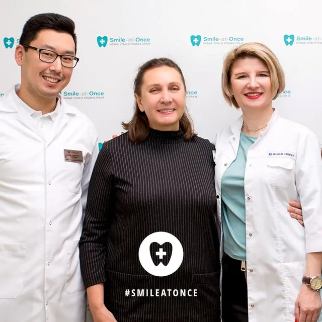 Фото с врачами сразу после комплексной имплантации зубов