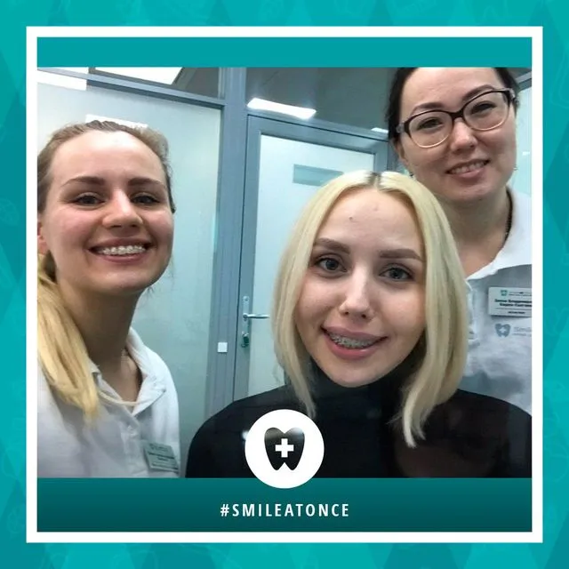 Апрель 2019: селфи после чистки зубов при ношении брекетов