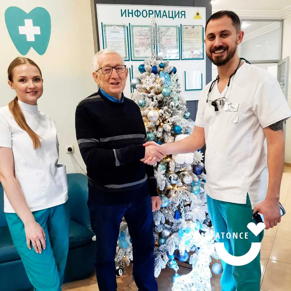 Фото с лечащими врачами после имплантации зубов