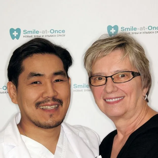 С хирургом-имплантологом сразу после имплантации