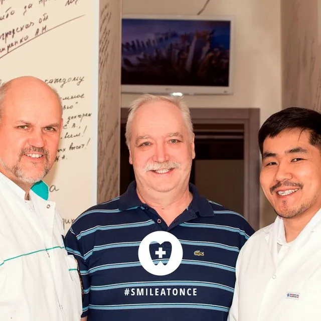 Селфи с врачами после имплантации зубов all-on-4