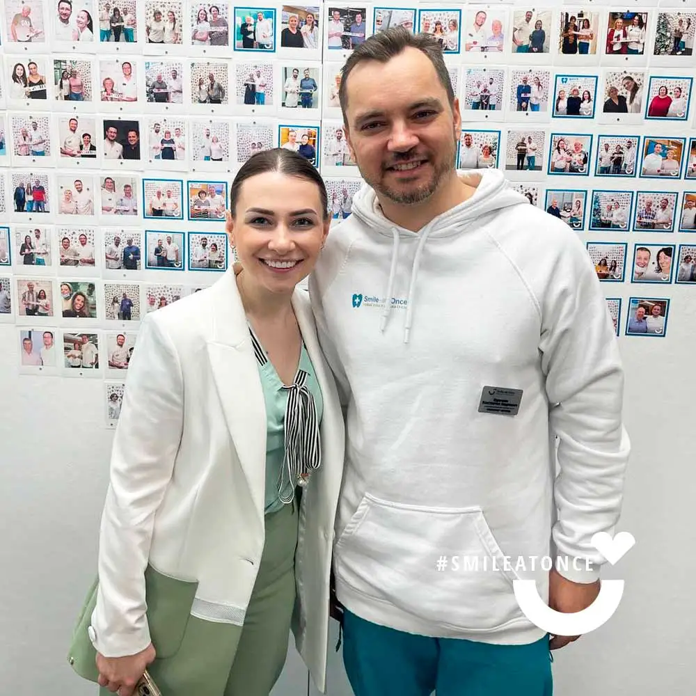 Фото со стоматологом после установки имплантов и виниров