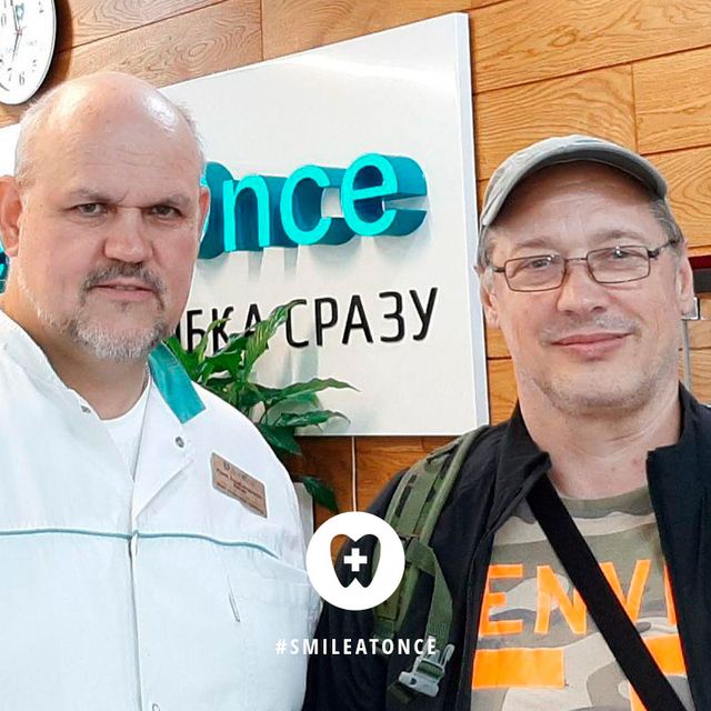 Фото с лечащим врачом после имплантации зубов Osstem
