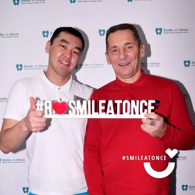 Фото с врачом сразу после имплантации зубов