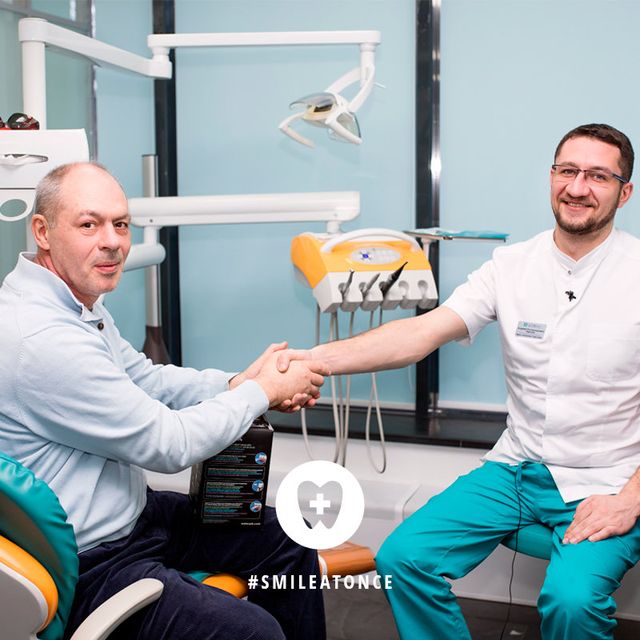 Селфи-фото после имплантации зубов в клинике Smile-at-Once