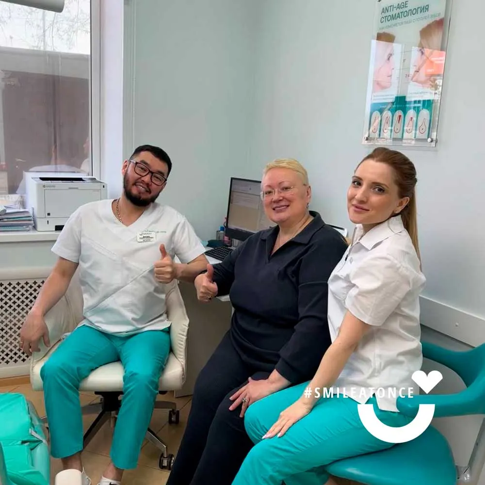 После проведения имплантации зубов с врачами и новой улыбкой
