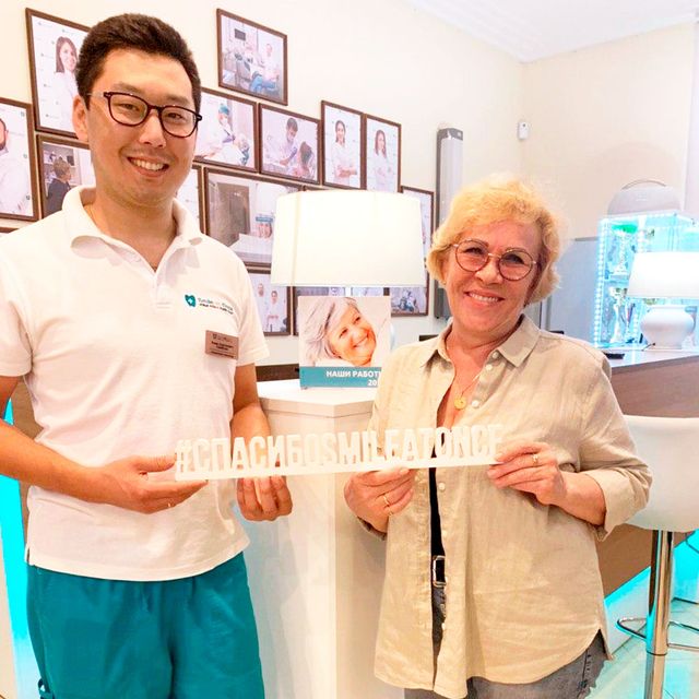 Фото со стоматологом-ортопедом после имплантации зубов All-on-4