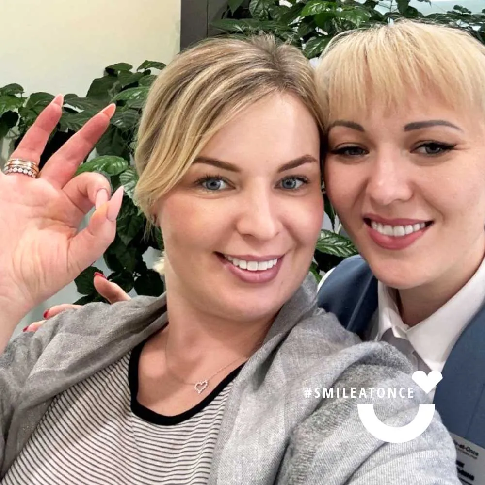 Счастье с новой улыбкой после имплантации зубов