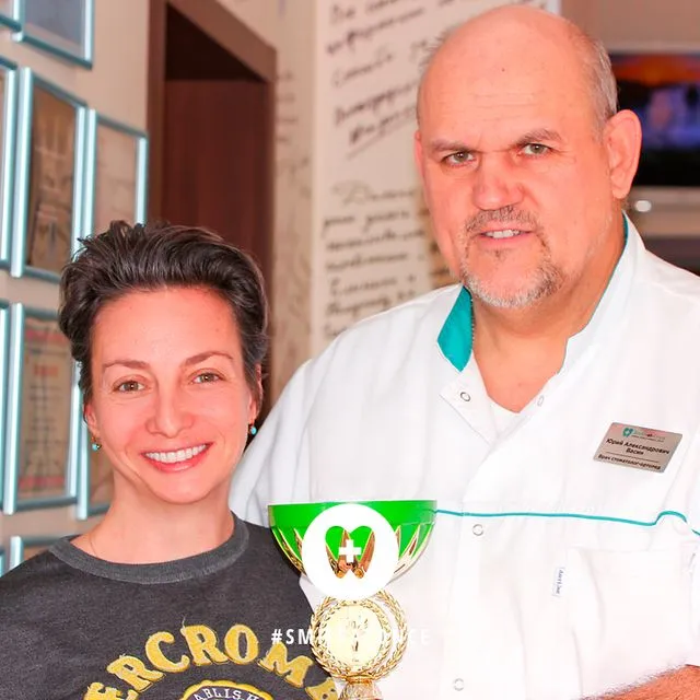 С врачом после проведения имплантации зубов All-on-4