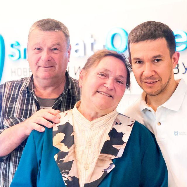 Фото с врачом после имплантации всех зубов