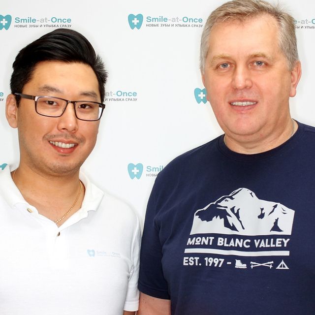 Пациент с лечащим ортопедом после имплантации зубов