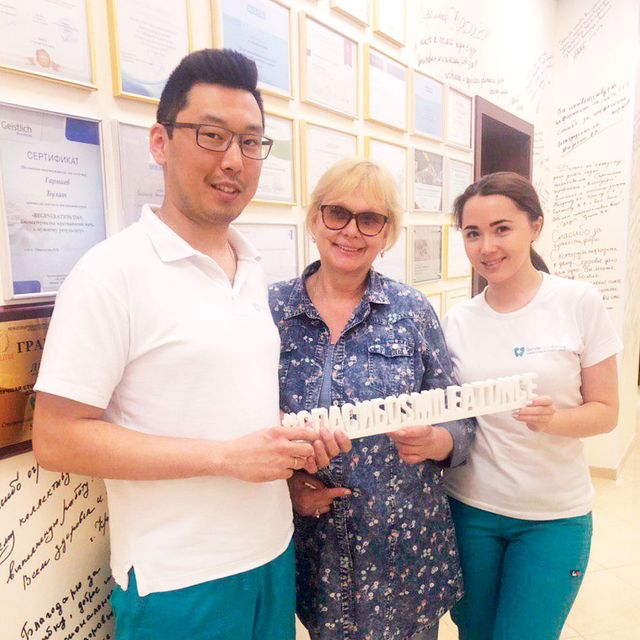 Селфи после комплексной и одиночной имплантации зубов