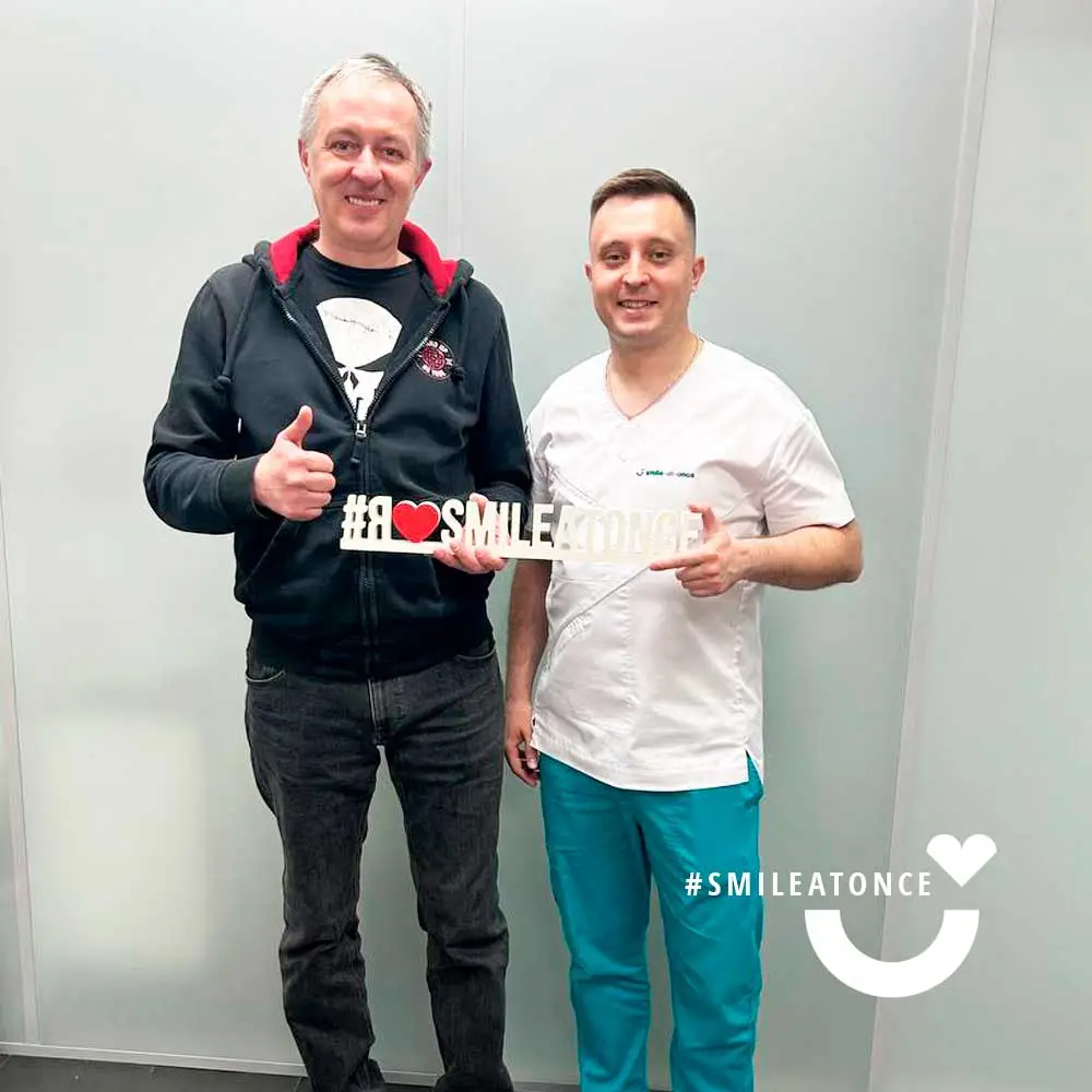 С позитивными эмоциями после восстановления зубов