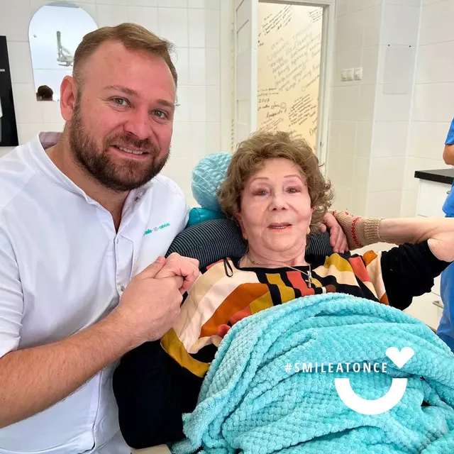 Фото с лечащим врачом после имплантации зубов