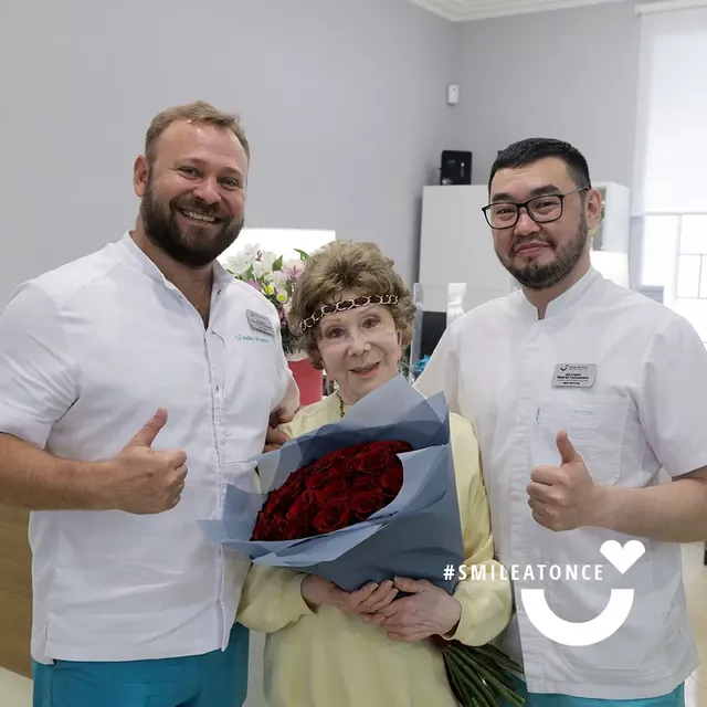 Фото с лечащими врачами после фиксации протезов